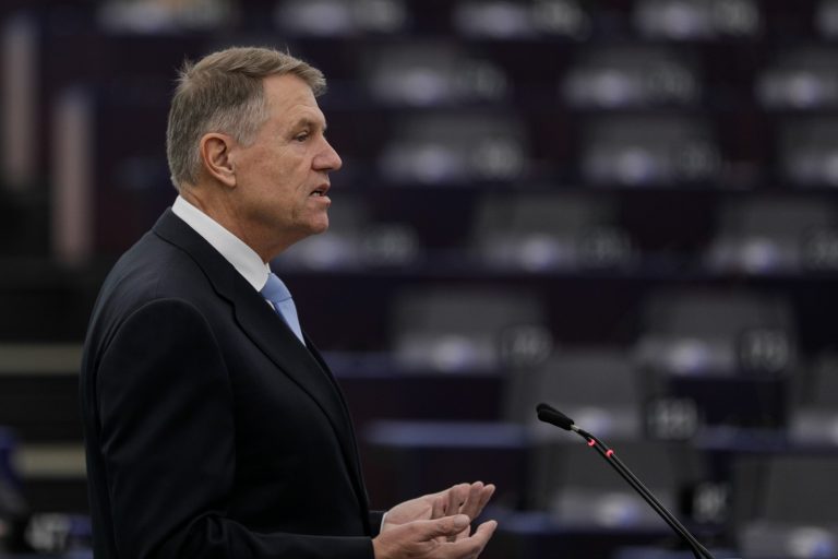 AFP: Într-o Românie în clocot, preşedintele se retrage pentru a calma apele