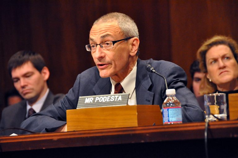 John Podesta îl înlocuieşte pe John Kerry ca emisar al lui Biden în lupta împotriva încălzirii globale, anunţă Casa Albă