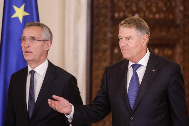 Preşedintele Klaus Iohannis a discutat, telefonic, cu secretarul general al NATO Jens Stoltenberg despre situaţia de securitate din Ucraina şi din Marea Neagră