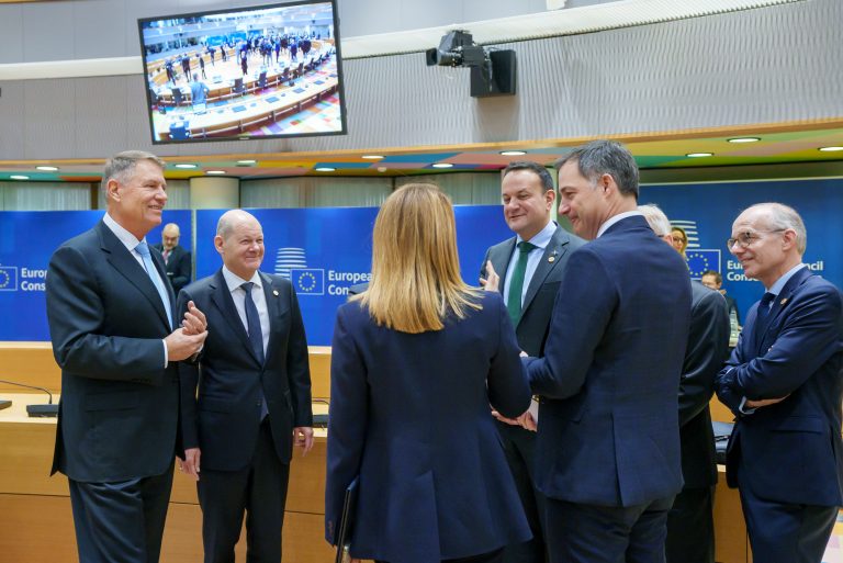 Preşedintele Iohannis a vorbit, la reuniunea extraordinară a Consiliului European, despre susţinerea Ucrainei şi despre situaţia fermierilor europeni