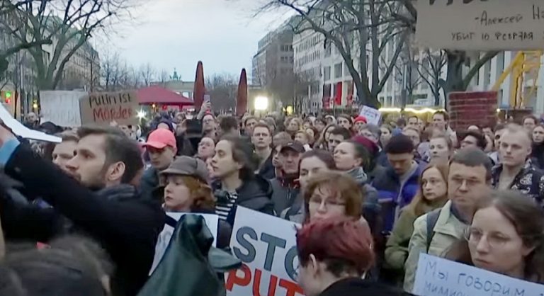 Doi studenţi cu legături cu organizaţia lui Navalnîi, condamnaţi la închisoare după moartea opozantului
