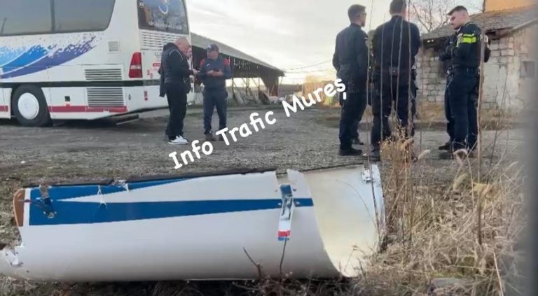 O bucată dintr-un avion a căzut lângă o grădiniță în localitatea Nazna, judeţul Mureş