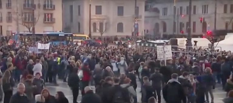 VIDEO | Protest masiv în Budapesta împotriva guvernului, după graţierea unui bărbat condamnat într-un dosar de pedofilie