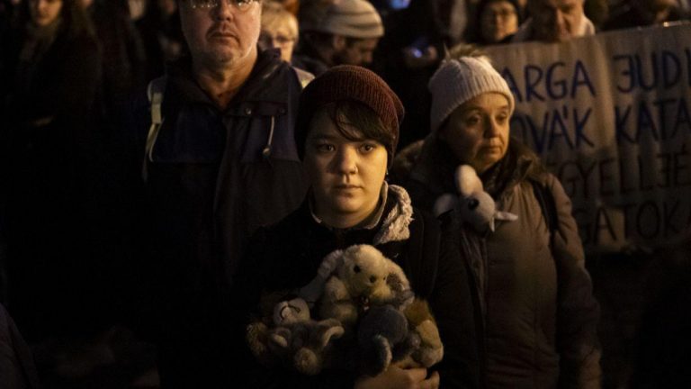 Proteste la Budapesta pentru demisia preşedintei Novak, care a graţiat un bărbat condamnat într-un dosar de pedofilie