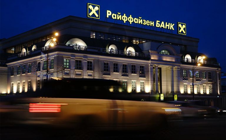 O instanţa rusă a îngheţat acţiunile filialei din Rusia a Raiffeisen Bank International, blocând vânzarea acestora