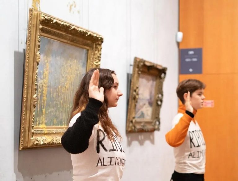 Activişti ecologişti au stropit cu supă geamul care protejează un tablou de Claude Monet