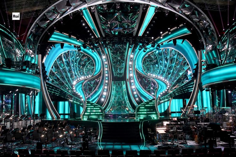 TVR 1 difuzează în direct Festivalul Sanremo 2024. Eros Ramazzotti, Il Volo, John Travolta, pe scena de la Teatrul Ariston