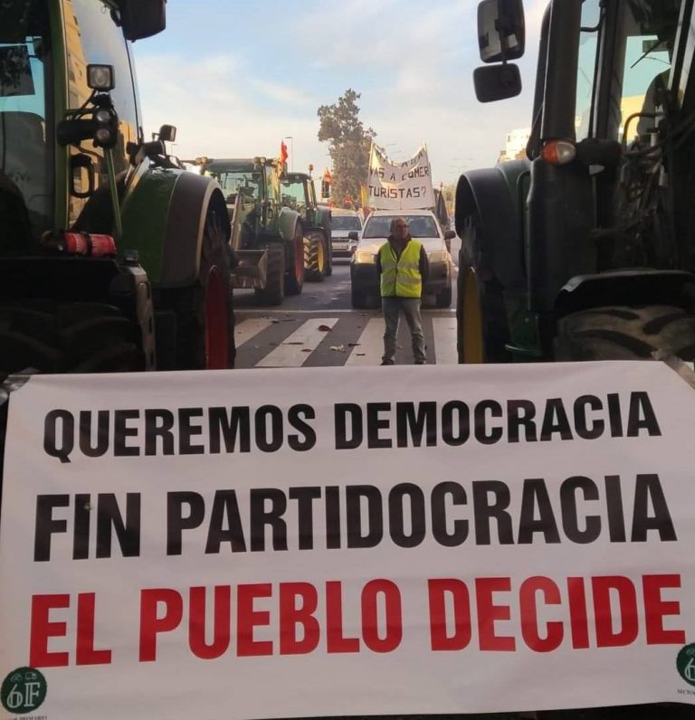 Mii de agricultori manifestează în Spania / Au blocat mai multe drumuri cu tractoare