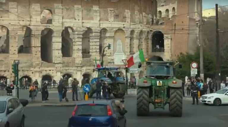 VIDEO | Agricultorii italieni protestează defilând cu tractoare de-a lungul Colosseumului