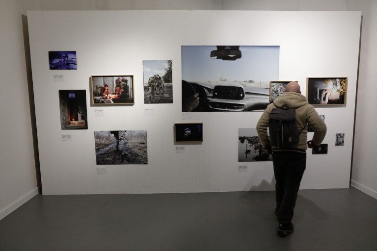 Expoziția de fotografie FRONT, vernisată la doi ani de la invazia rusă în Ucraina