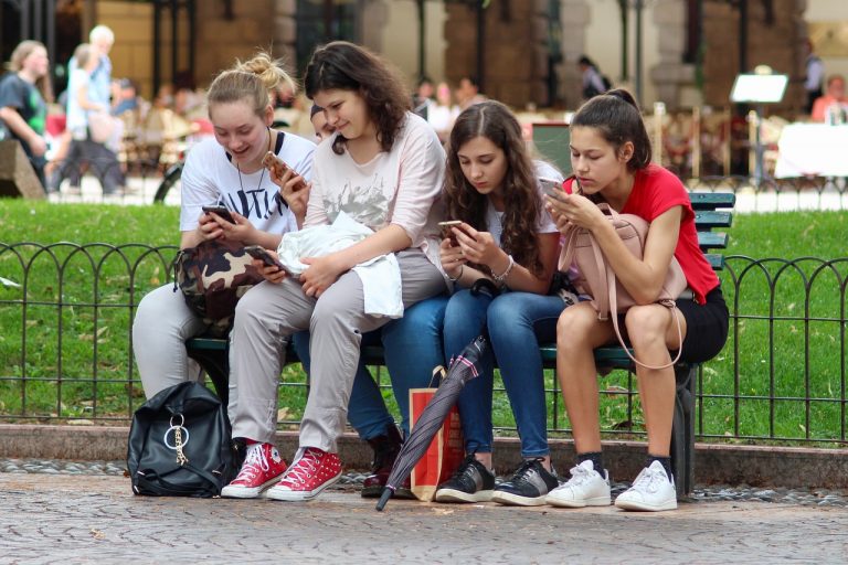 Analiză CJI: Adolescenţii şi tinerii petrec mai mult timp pe social media în timpul verii, aproape 6 ore pe zi