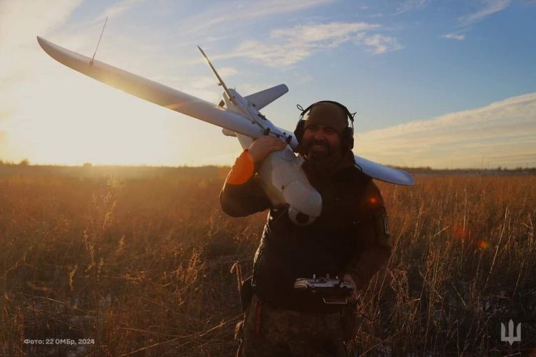 Cum transformă dronele ieftine războiul din Ucraina
