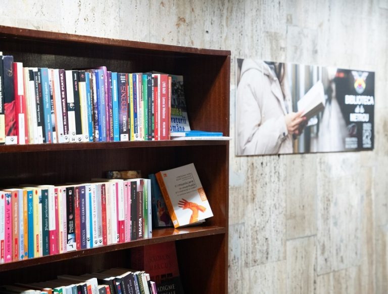 „Biblioteca de la Metrou”: Călătorii care tranzitează staţia Piaţa Unirii pot citi şi împrumuta cărţi