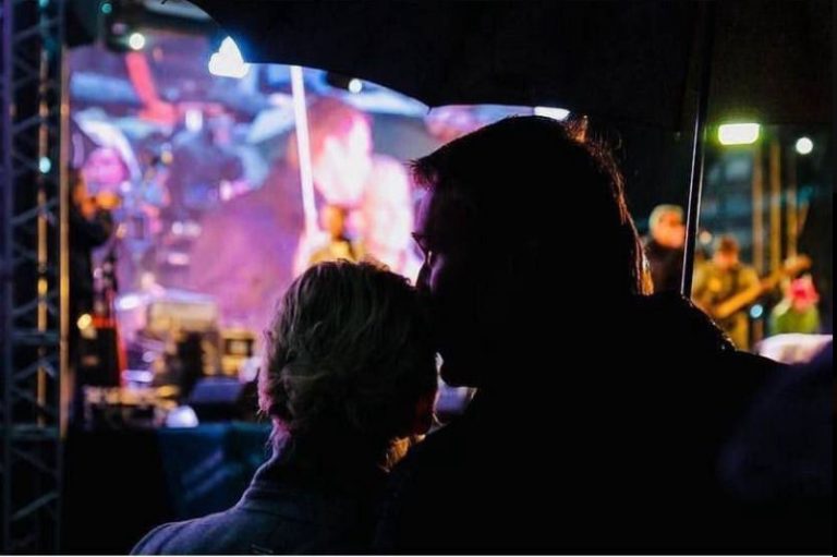 “Te iubesc”, scrie văduva lui Navalnîi pe Instagram, publicând o fotografie cu ei împreună. Povestea lor de iubire a depăşit gratiile închisorilor, miile de kilometri şi chiar moartea