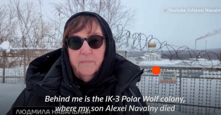 VIDEO | The Guardian: Procesul privind eliberarea cadavrului lui Alexei Navalnîi va fi judecat abia pe 4 martie / Mărturia mamei sale