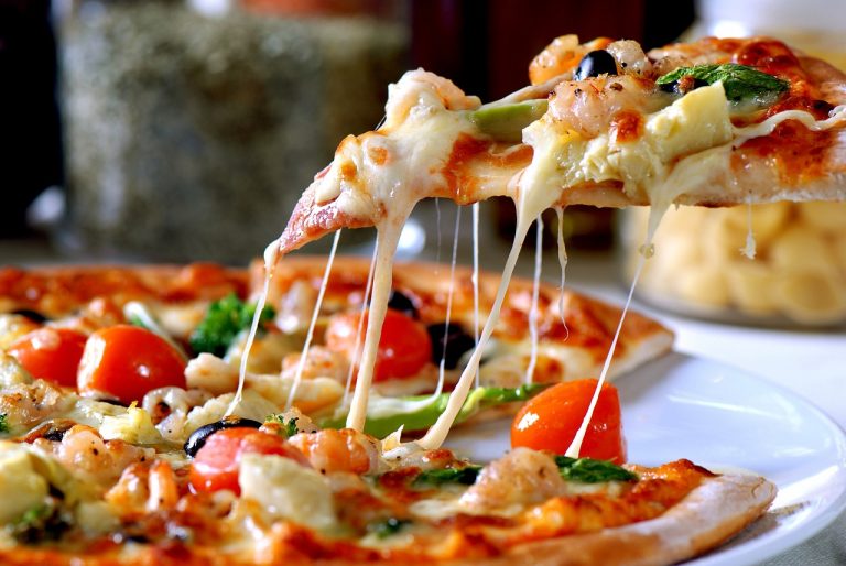 Woman saves herself from kidnapping by pretending to order pizza