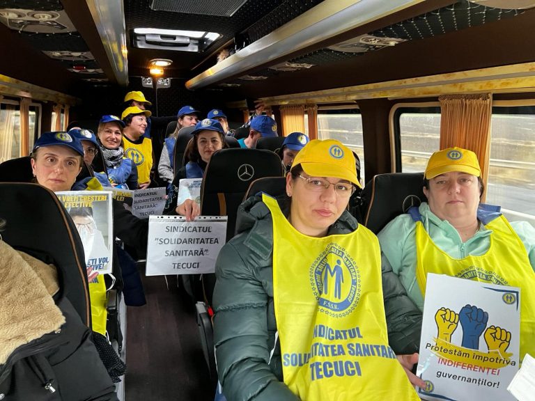 Protest al sindicaliştior din Sănătate, la Ministerul Finanţelor şi Camera Deputaţilor