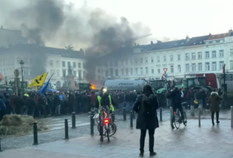 VIDEO | Fermierii protestatari au aprins focuri în fața Parlamentului European