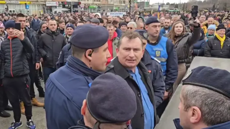 Suceava: Incident la mitingul anti-extremism organizat de Gheorghe Flutur / Un lider al partidului Dianei Șoșoacă, scos de jandarmi din mulţime