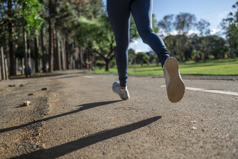 Exerciţiile fizice ar putea proteja împotriva demenţei – studiu