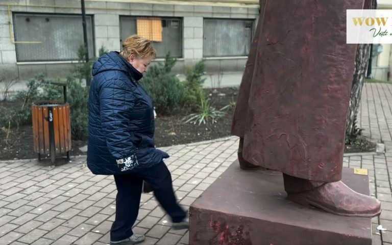 Reacţia sculptorului Costin Ioniţă, după ce o femeie i-a lovit cu picioarele statuia expusă în Iași: Am rămas uimit, cred că a fost instigată