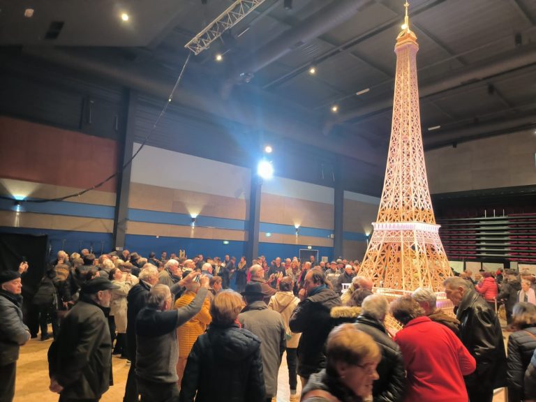 Cel mai înalt Turn Eiffel construit din chibrituri a fost omologat în Cartea Recordurilor