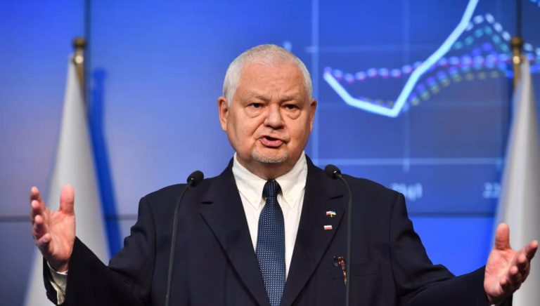 Guvernul polonez încearcă să îl trimită pe guvernatorul Băncii Naţionale în faţa instanţei; percheziţie la domiciliul fostului ministru al Justiţiei