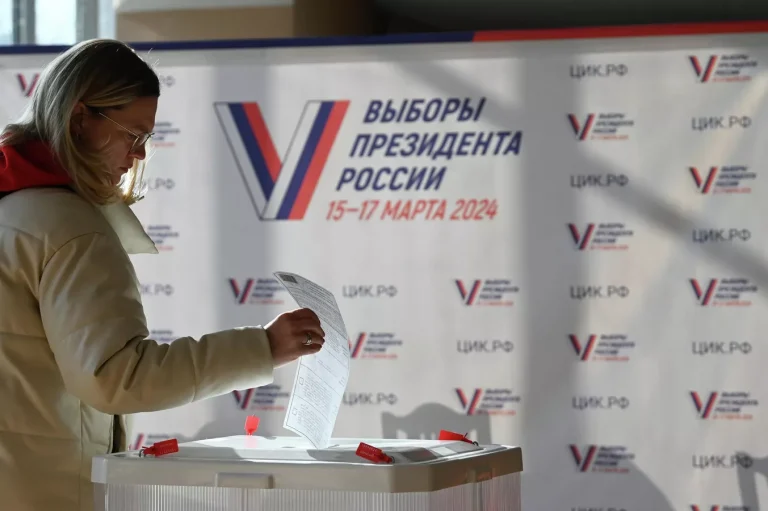 VIDEO | Alegeri în Rusia. Dosar penal împotriva unei femei care a turnat vopsea verde într-o urnă de vot