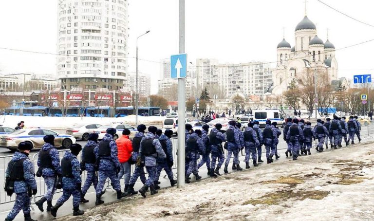 Striviți între șaradă și represiune, rușii sunt chemați să-și reconfirme “democratic” dictatorul