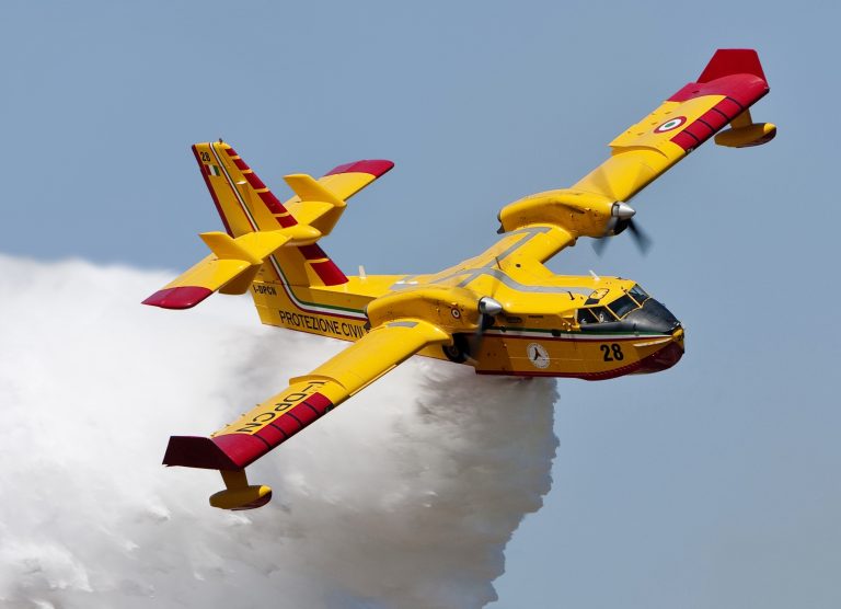 Comisia Europeană va aloca 600 de milioane de euro pentru achiziţionarea a 12 avioane de stingere a incendiilor
