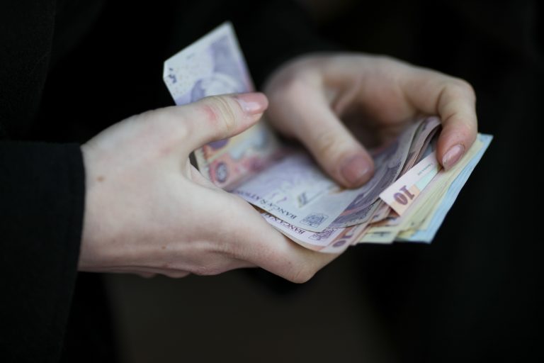 A doua zi de proteste ale bugetarilor împotriva ordonanței care plafonează sporul pentru condiții vătămătoare / Reacția ministrului Finanțelor