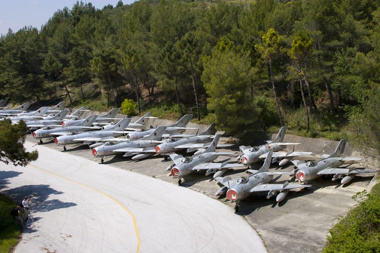 Albania a pus la dispoziţia NATO o bază aeriană construită în epoca sovietică