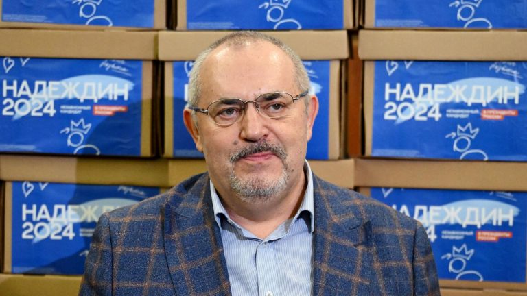 Politicianul pacifist Boris Nadejdin cheamă populaţia să voteze împotriva lui Putin
