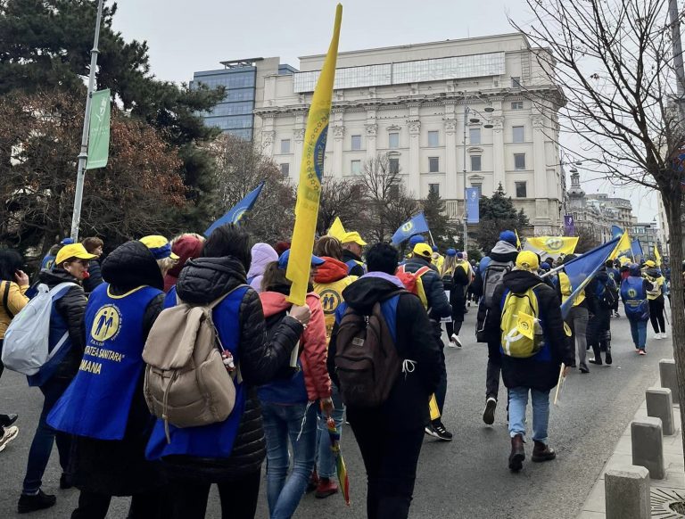 Câteva sute de angajați din sănătate protestează în Piața Victoriei