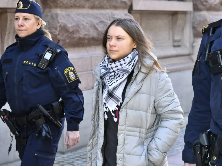 Greta Thunberg, împiedicată de poliţie să blocheze Parlamentul suedez