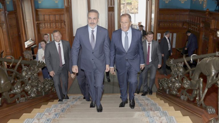 Ministrul rus de externe, Serghei Lavrov, promite că Rusia nu va ataca o altă ţară est-europeană