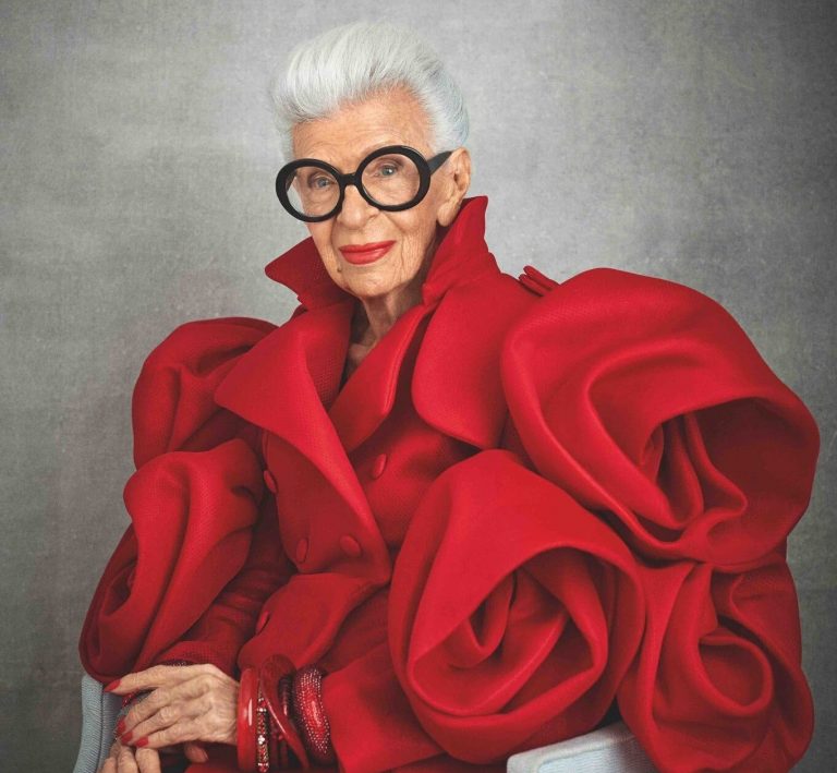 Iris Apfel, „starleta geriatrică” a modei, a murit la 102 ani