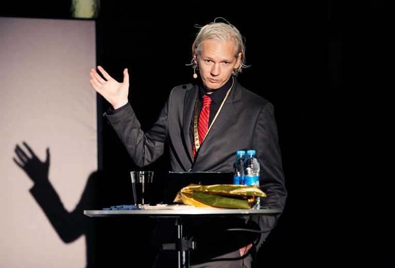 Julian Assange obţine în justiţie o amânare temporară a extrădării sale în SUA. Londra vrea garanţii de la SUA că nu va fi condamnat la moarte