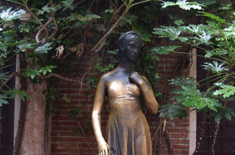 VIDEO | Statuia Julietei lui Shakespeare din Verona, deteriorată de „mângâierile” turiştilor