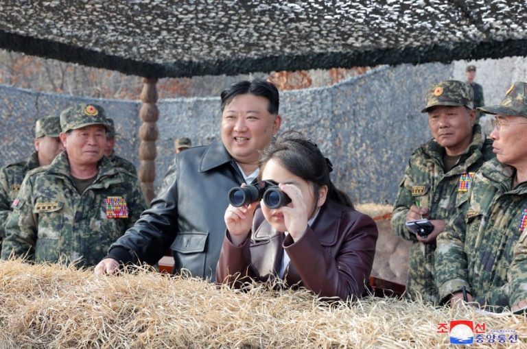 Kim Jong Un supraveghează exerciţii militare împreună cu fiica sa şi cere pregătiri de război