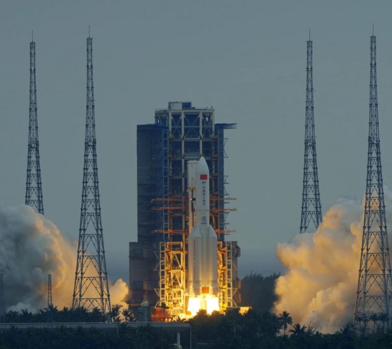 China a plasat un satelit de comunicaţii pe orbita Lunii