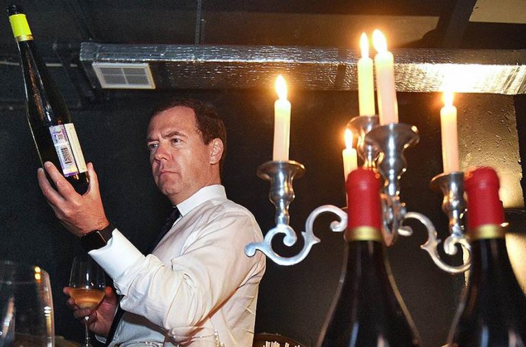 Postările scandaloase ale lui Medvedev coincid cu livrările de vin din Italia