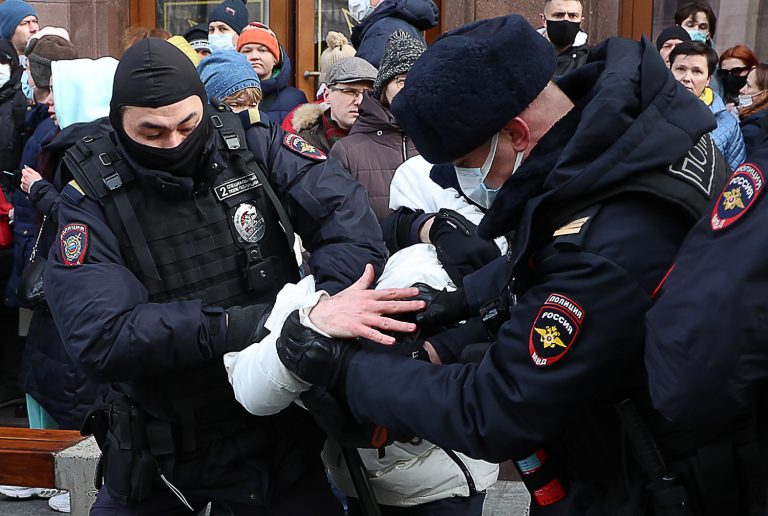 Cel puţin de 45 de persoane reţinute în ziua funeraliilor lui Aleksei Navalnîi