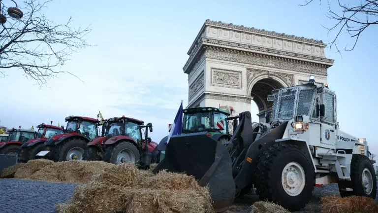Peste 60 de arestări la Paris după ce Arcul de Triumf a fost blocat de agricultori