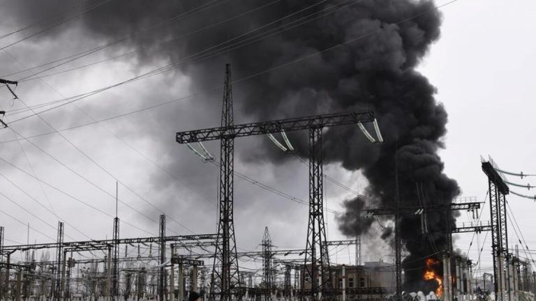 Alimentarea cu electricitate, întreruptă în mai multe regiuni în Ucraina, în urma unor atacuri ruse masive care avariază ”grav” trei centrale termice