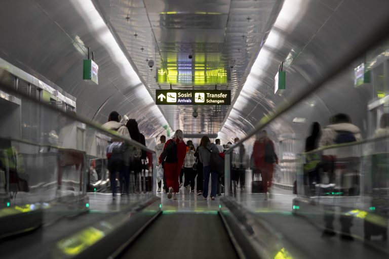 Sondaj INSCOP: 60% dintre români cred că unele state blochează aderarea completă la Schengen din motive economice