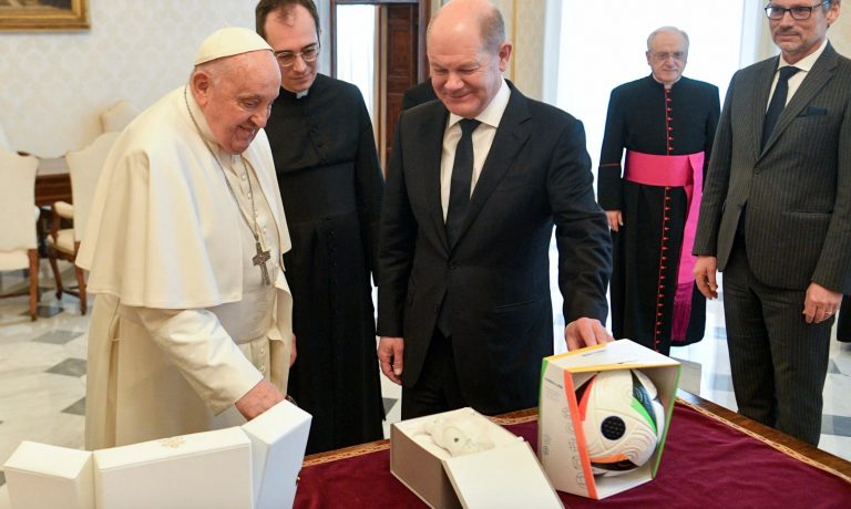 Olaf Scholz i-a oferit Papei Francisc balonul oficial al EURO 2024