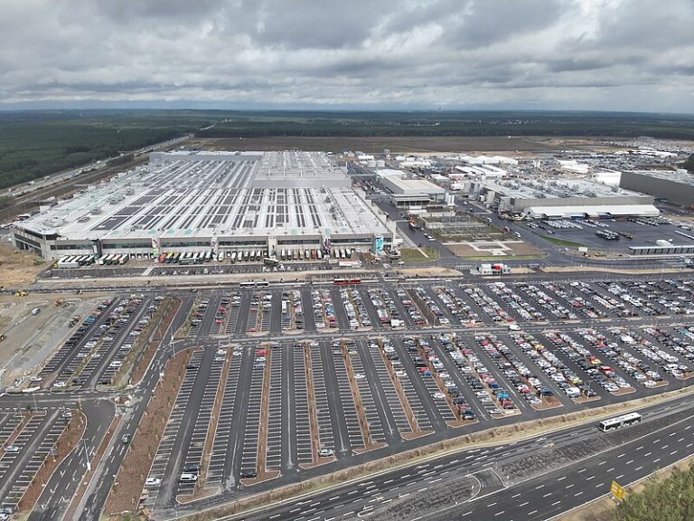 Incendiu provocat în apropierea unei fabrici Tesla în Germania; o grupare de extremă stânga revendică ”sabotajul”