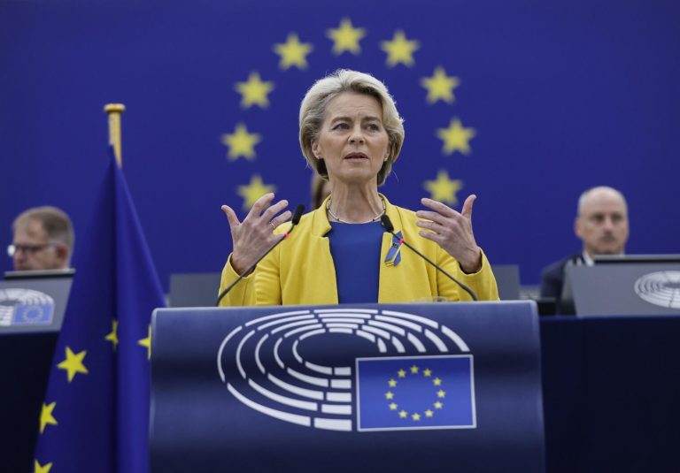 POLITICO: Parlamentul European va da în judecată Comisia Europeană pentru că a deblocat fonduri pentru Ungaria