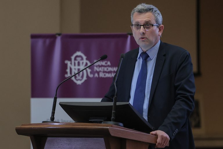 Economistul-șef al BNR: Nu vă mai așteptați să vă crească nivelul de trai, deja trăiți cu mult peste posibilități. Refolosiți lucruri, reparați-le, mergeți mai mult cu mijloacele de transport în comun